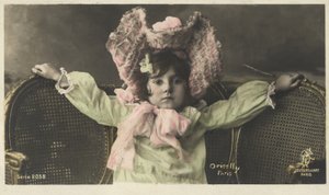 大きな帽子の少女 作： French Photographer